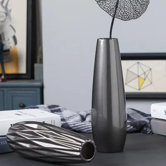 Elegant European Ceramic Tabletop Vase - ORNIX (オルニクス) in Black